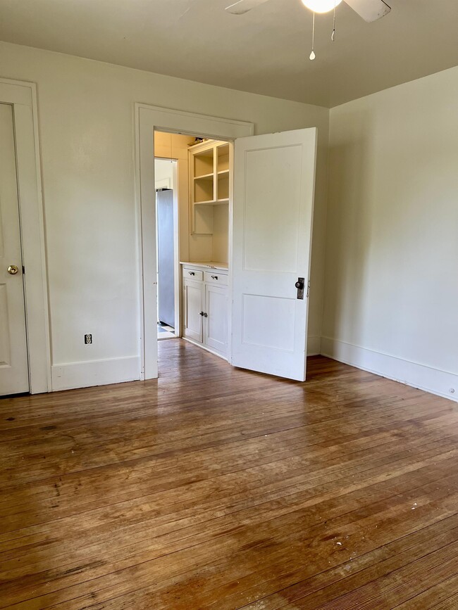 Building Photo - 421 Park Dr