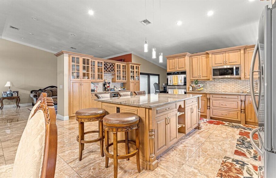 Building Photo - 6585 NW 46th St