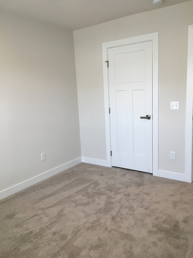 Building Photo - Beautiful 3 Bedroom, 2.5 Bath Townhome!