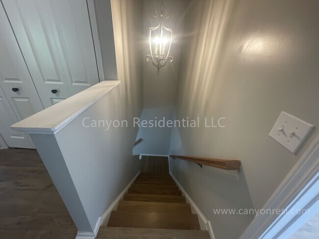 Building Photo - Beautiful 3b Room!Move in ready!