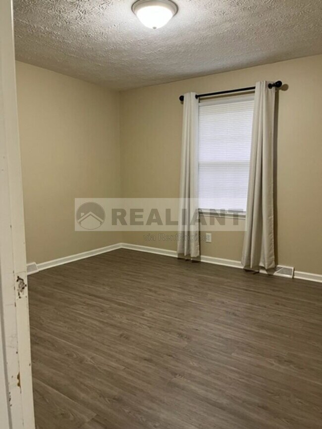 Building Photo - 108 Oakwood Dr