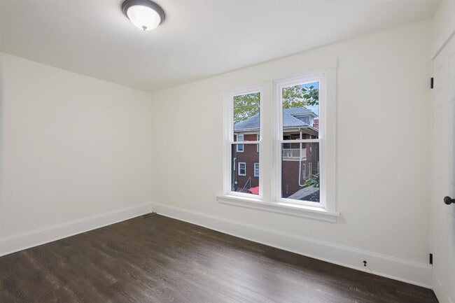 Building Photo - Charming 3 Bedroom 1.5 Bathroom Located in Uptown Harrisburg!