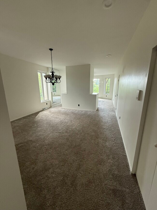 Building Photo - 561 Laurel Ave