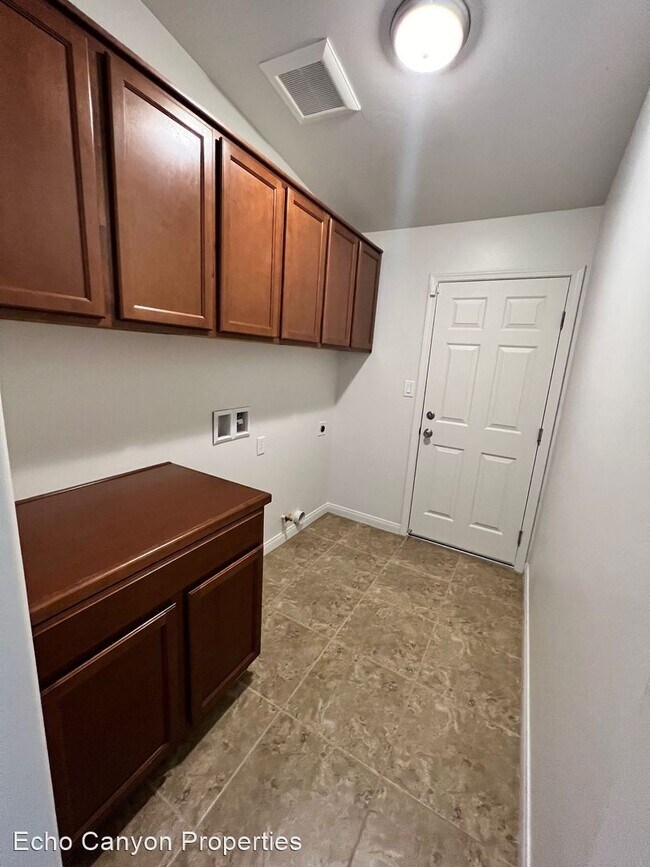 Building Photo - 4 br, 2 bath House - 6125 Kendra St.