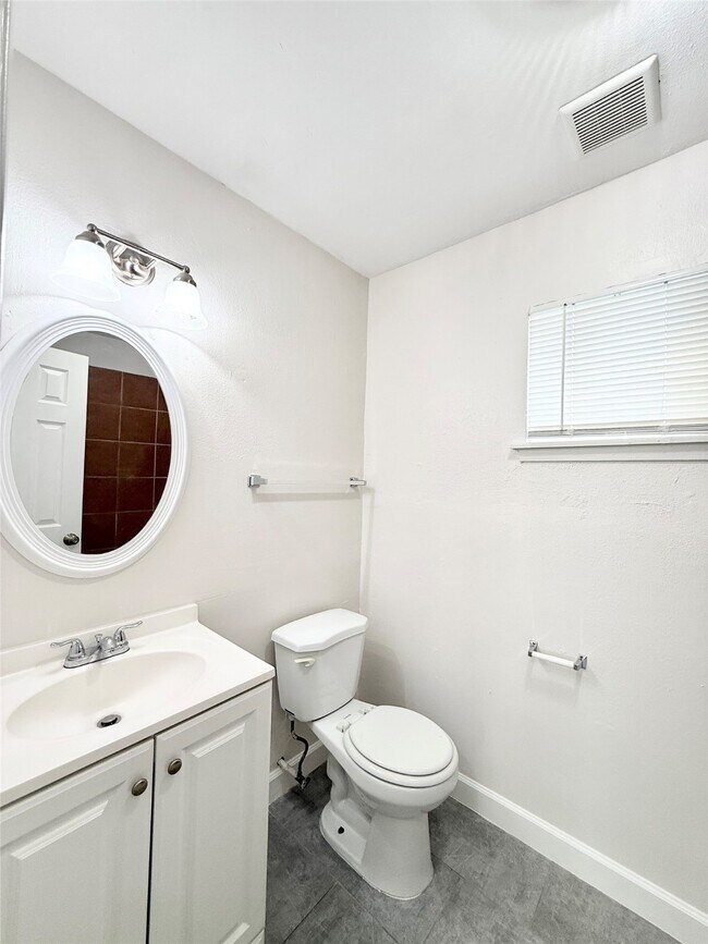 Building Photo - 1141 N Durham Dr