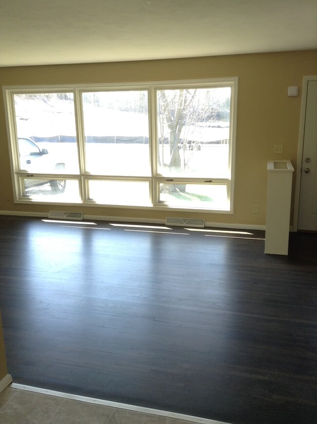 Building Photo - 1229 W Arrowhead Rd