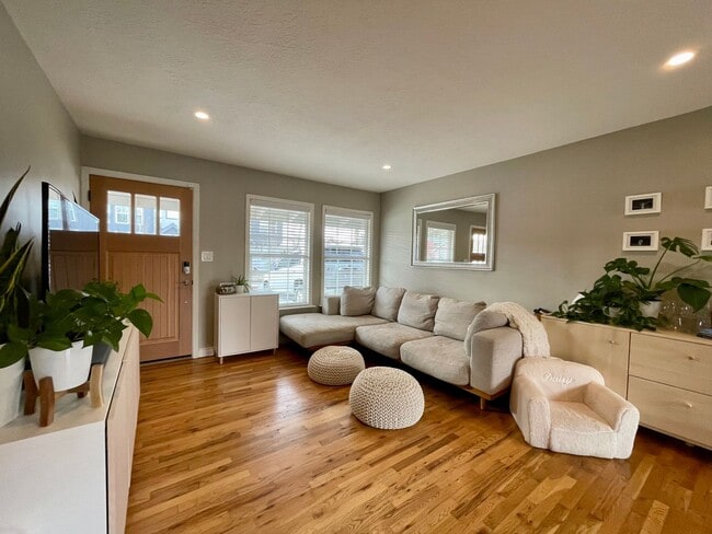 Building Photo - Charming 3Bed 2Bth Montavilla Neighborhood with Detached Additional Living Area and Backyard Grea...