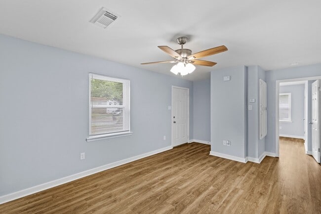 Building Photo - 102 Pine Cir