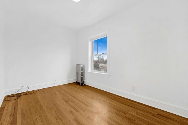 Building Photo - 4742 W Roscoe St