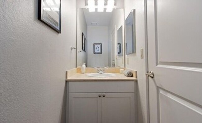 Building Photo - Gorgeous Two-Bedroom Condo with Golf Course Views in San Ramon!