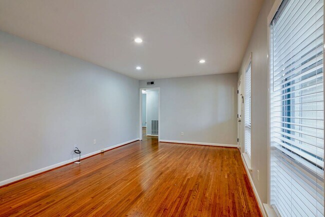 Building Photo - ?969 Oak Grove Road West Homewood!