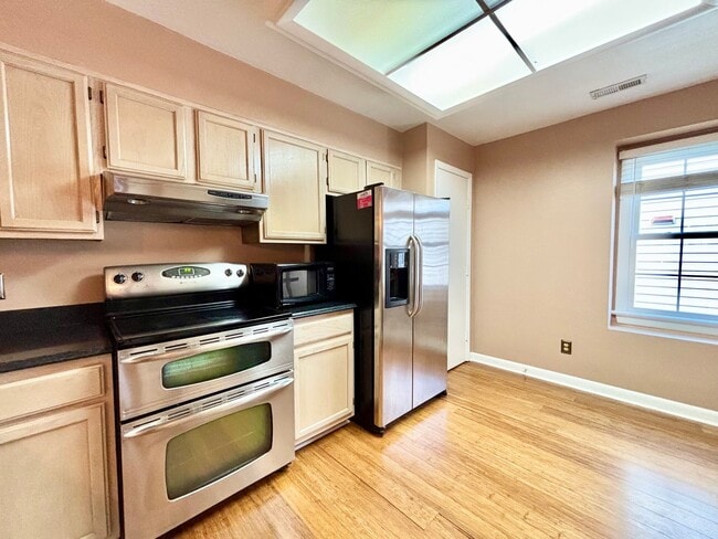 Building Photo - Gorgeous 3-Bedroom Condo in Virginia Beach