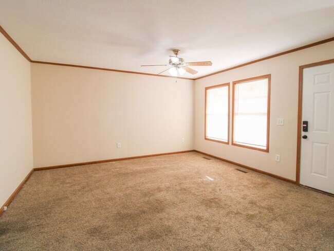 Building Photo - Beautiful 3 Bedroom Duplex in Convenient Pulaski Location