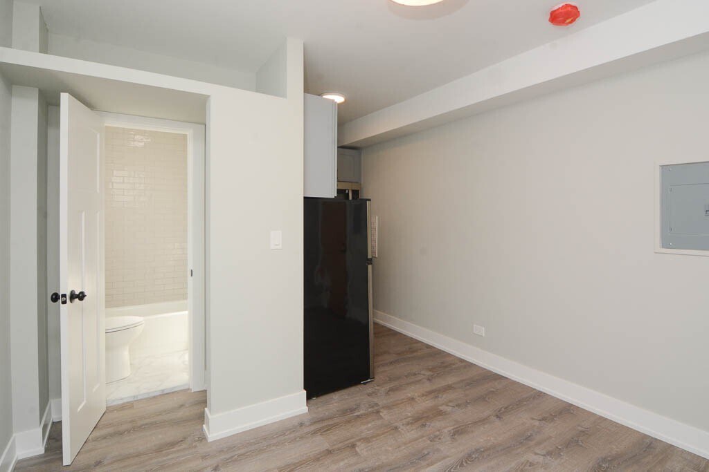 Building Photo - 510 W Belmont Ave