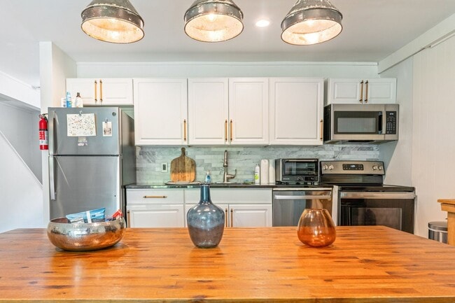 Building Photo - Charming 3BR House in Hunter