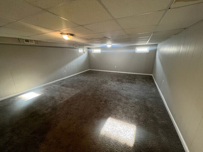 Building Photo - 3 bedroom, 2 bath Ranch with a partially finished basement