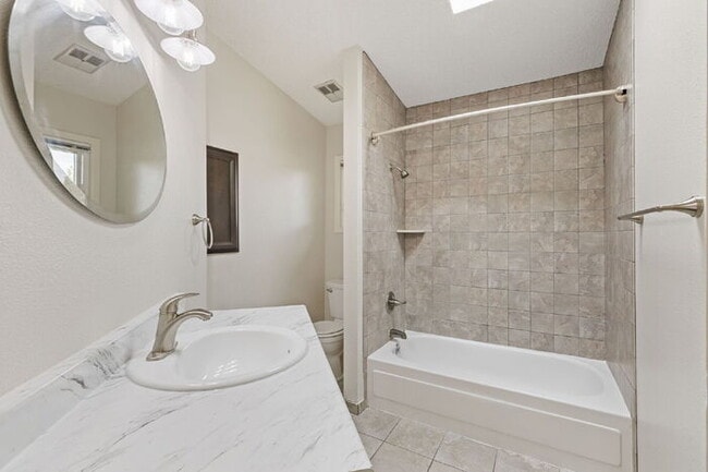 Building Photo - Conveniently Located Townhome with Garage ...