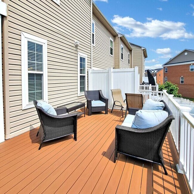 Building Photo - Stately End Unit 3-Level Townhome, 3 Bedro...