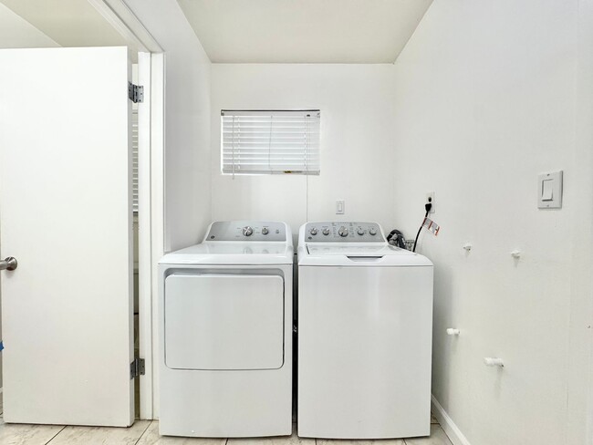 Building Photo - Beautiful 3Bd/1.5Ba Available In Santa Ana