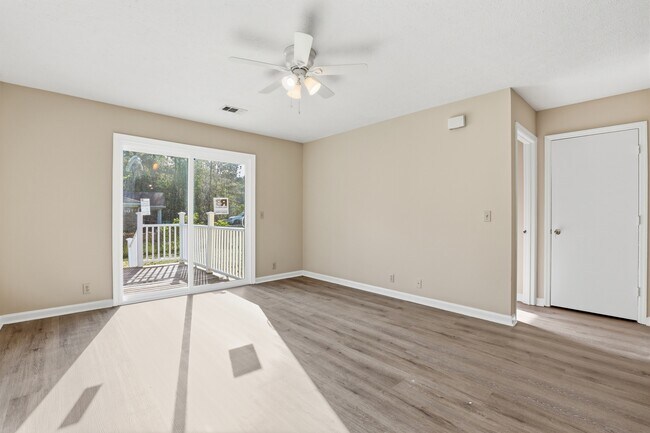 Building Photo - Ash St Ex