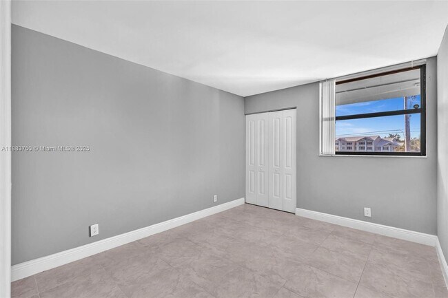 Building Photo - 118 Lake Emerald Dr