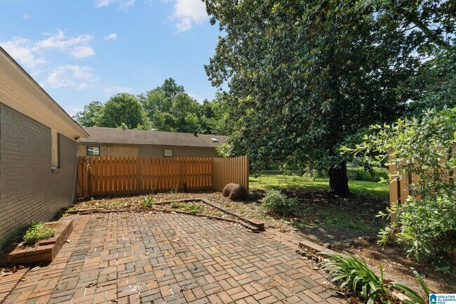 Building Photo - 852 Twin Lake Dr NE