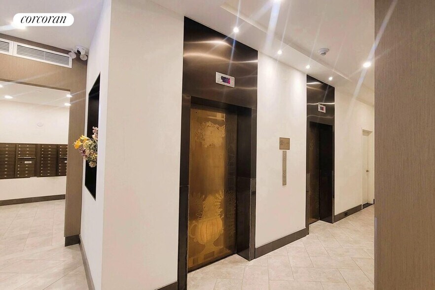 Building Photo - 45 W 81st St