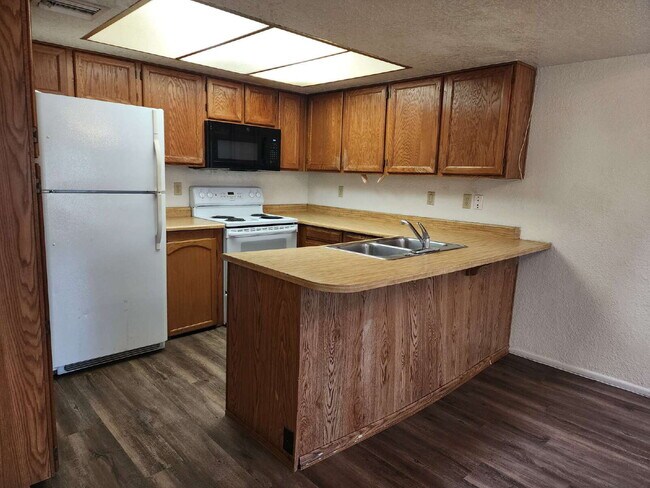 Building Photo - 3 Bedroom 2 Bathroom! $1,895