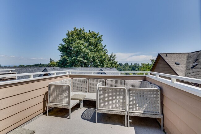 Building Photo - Stylish 3 bedroom townhome in Madison Valley!