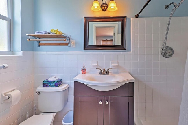 Building Photo - 157 Longwood Dr