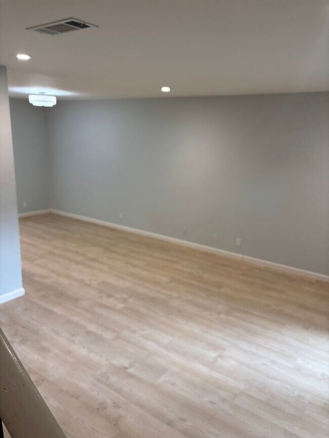 Building Photo - 5420 Roundtree Ct