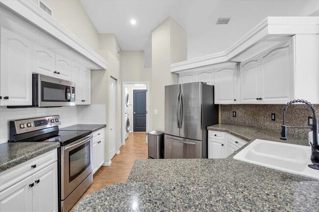 Building Photo - 5828 Sandy Pointe Dr