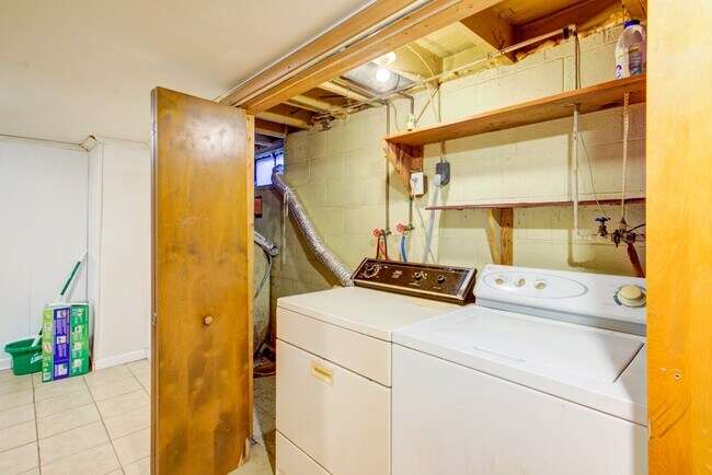 Building Photo - 824 Wabank St