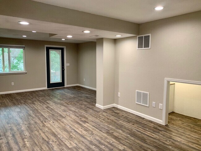 Building Photo - *STUNNING* COMPLETELY REMODELED 3 BEDROOM ...
