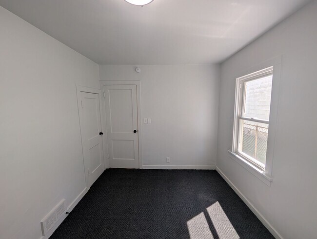 Building Photo - 923 S Logan St
