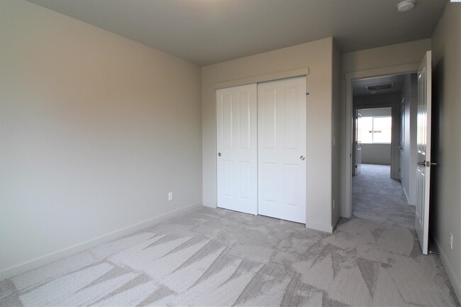 Building Photo - 3 bed, 2.5 bath  Kennewick Townhouse