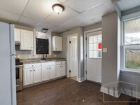 Building Photo - Available Now Newly Remodeled Cozy 3 Bedro...