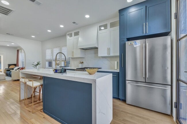 Building Photo - 302 S Saint Mary Ave