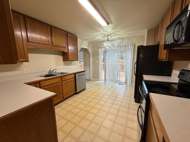 Building Photo - 11 Trotter Ln