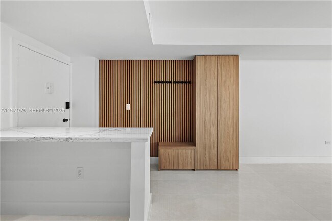 Building Photo - 999 Brickell Bay Dr