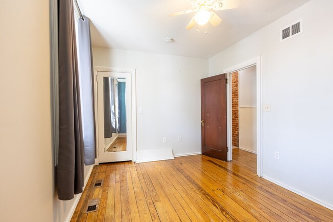 Building Photo - Lovely 3 BR/1.5 BA Semi-Detached Home in S...