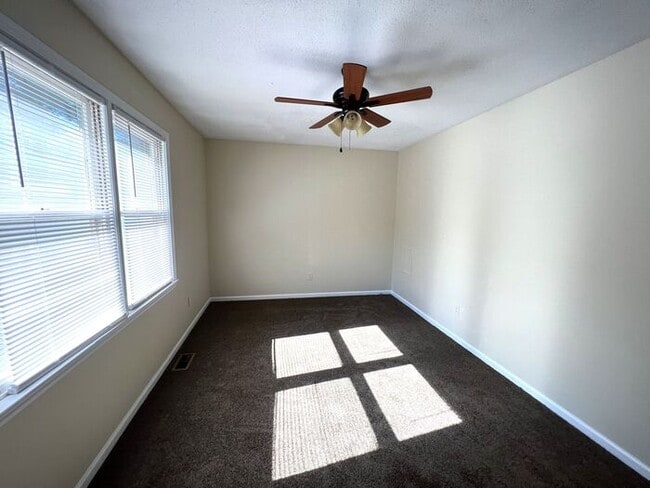 Building Photo - Two story duplex home! feels private like ...