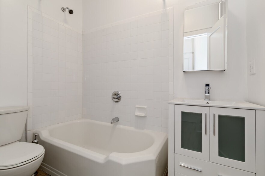 Building Photo - 300 W 10th St