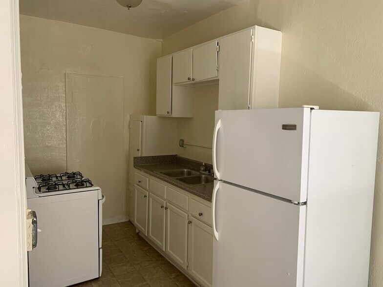Building Photo - 415 S Grand View St