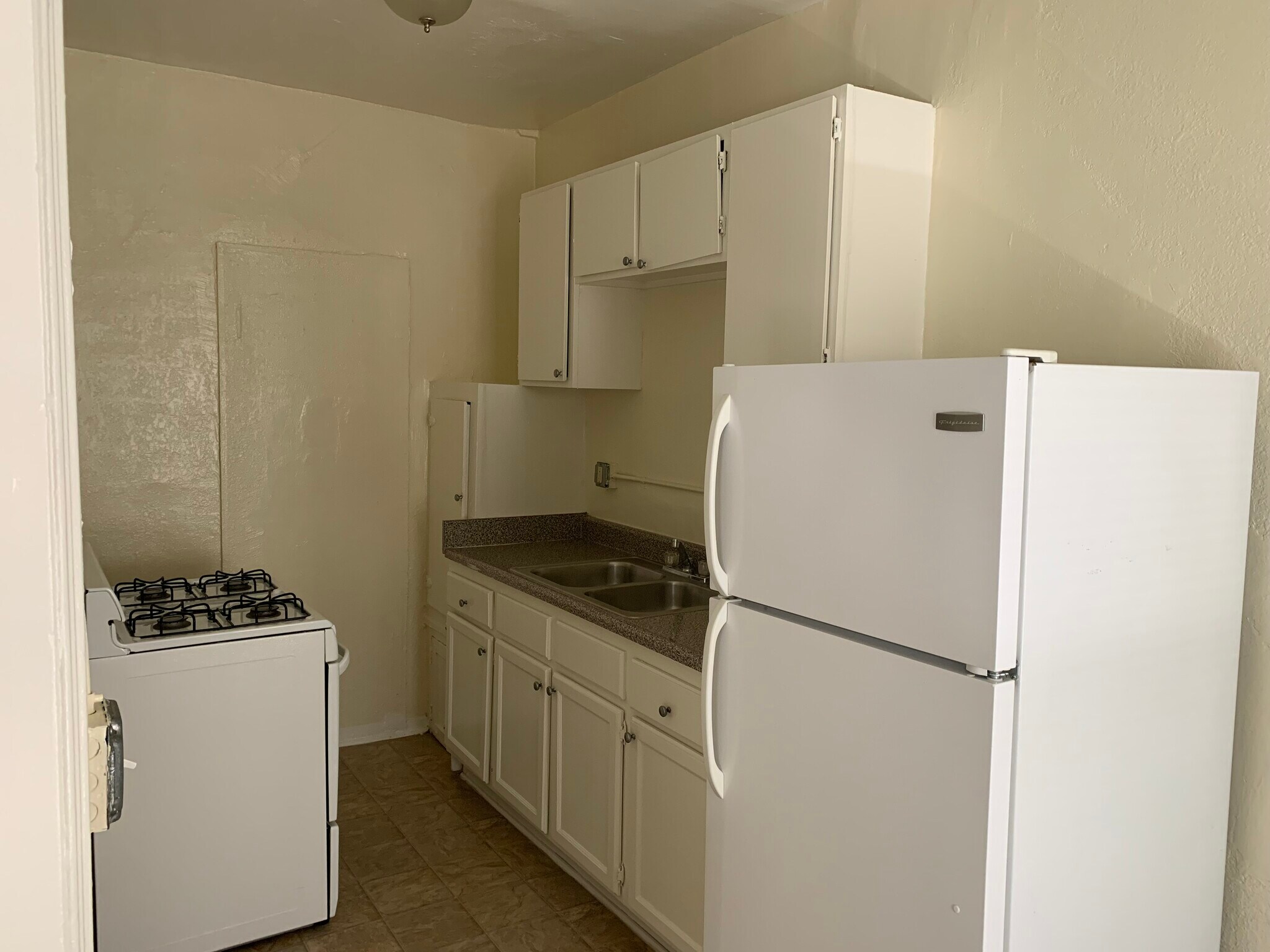 Building Photo - 415 S Grand View St