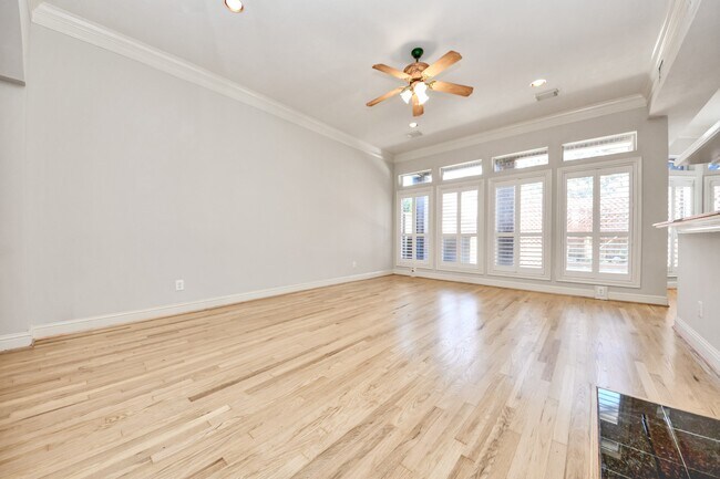 Building Photo - 5346 Hidalgo St