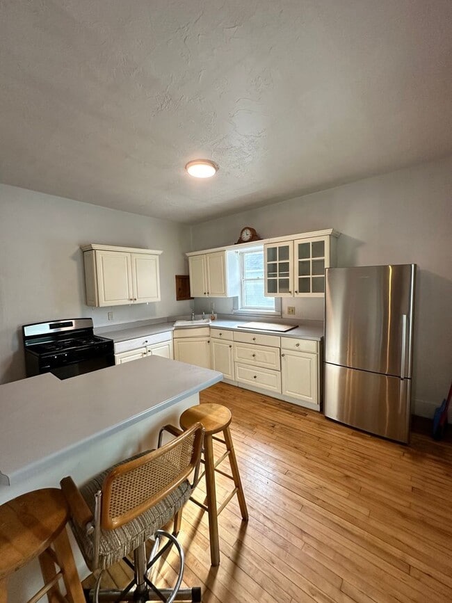 Building Photo - 4 Bed Room 2 Bath Big Yard