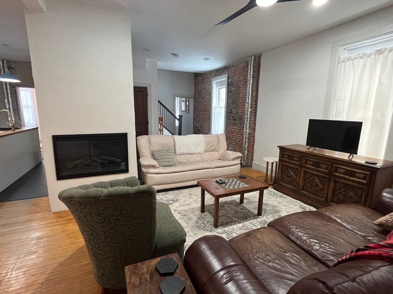 Building Photo - 811 Center St