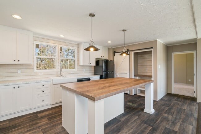 Building Photo - 456 W Outer Dr