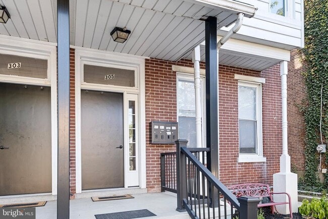 Building Photo - 305 S Main St